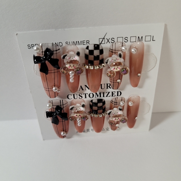 𝐏𝐑𝐄𝐒𝐒-𝐎𝐍 𝐍𝐀𝐈𝐋𝐒 - Picture 3 of 8